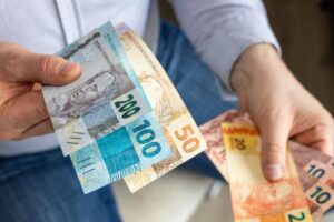 経営管理ビザに依頼するときの行政書士に払う報酬の相場とは?