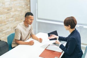 帰化申請にかかる期間とは？申請の条件や注意点を解説！