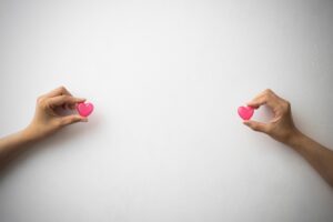 日本に住まないと配偶者ビザを取得できない？別居ケースについても解説