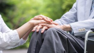 介護ビザで日本に永住できるのか?介護ビザの取得条件も解説!