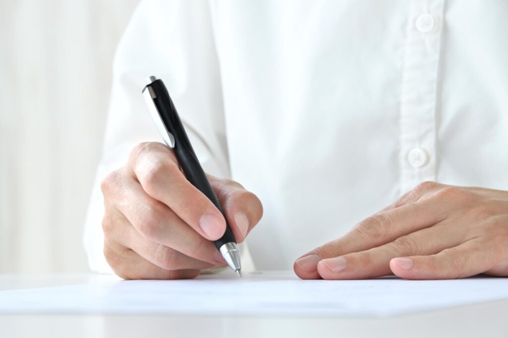 帰化申請の必要書類とは?申請を行うメリットも解説!
