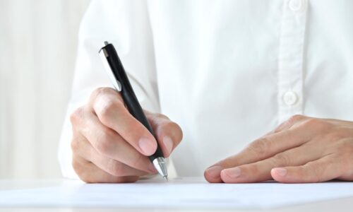 帰化申請の必要書類とは？申請を行うメリットも解説！